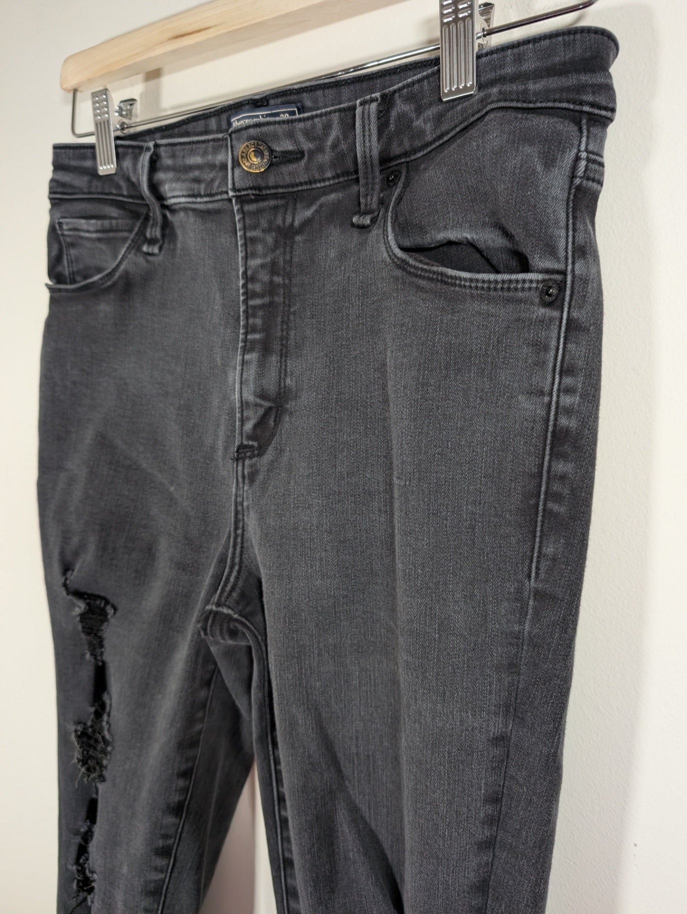 Abercrombie & Fitch distressed black jeans - SZ 29