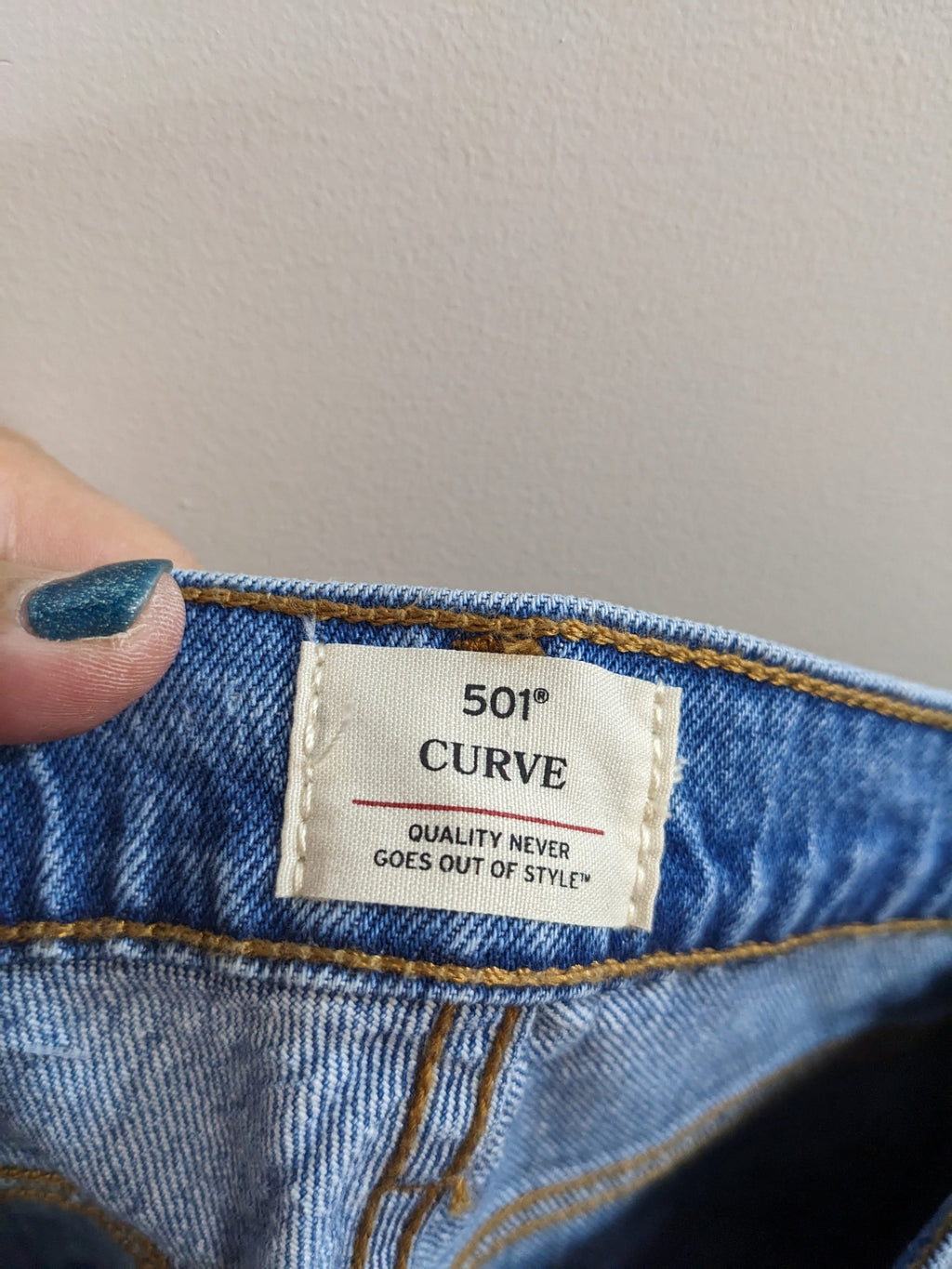 Levi's 501 Medium Wash Jeans - sz 24