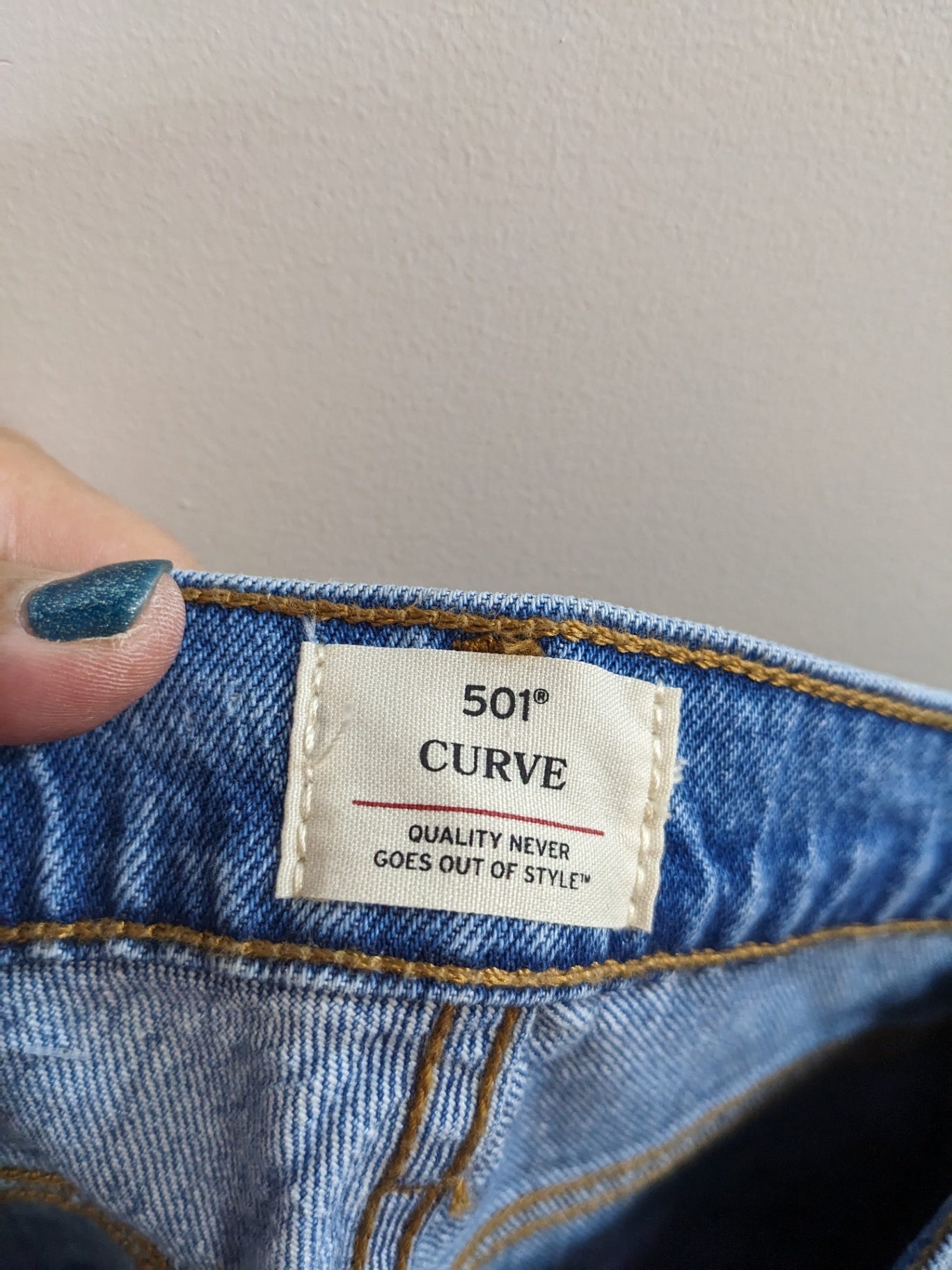 Levi's 501 Medium Wash Jeans - sz 24