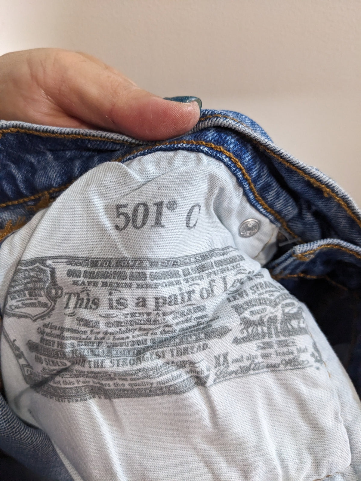 Levi's 501 Medium Wash Jeans - sz 24