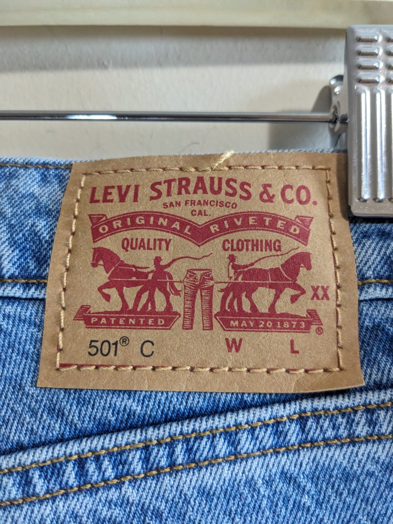 Levi's 501 Medium Wash Jeans - sz 24