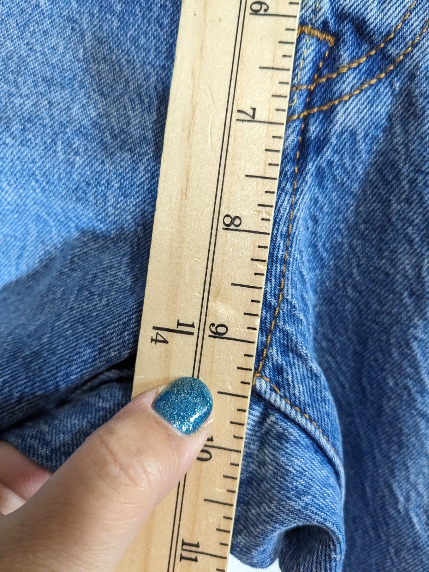 Levi's 501 Medium Wash Jeans - sz 24