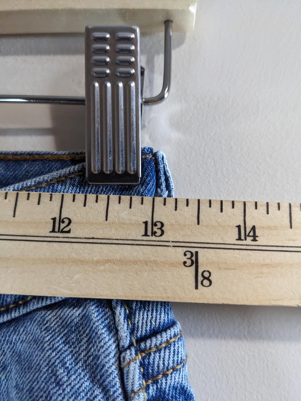 Levi's 501 Medium Wash Jeans - sz 24