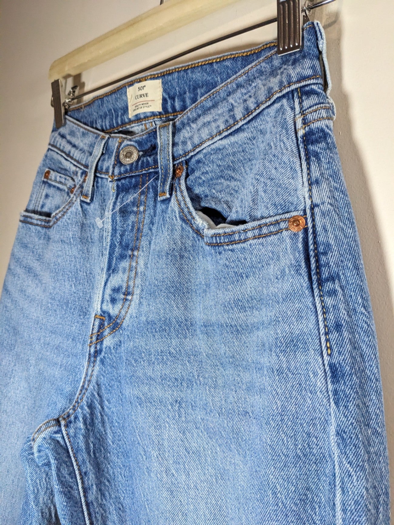 Levi's 501 Medium Wash Jeans - sz 24