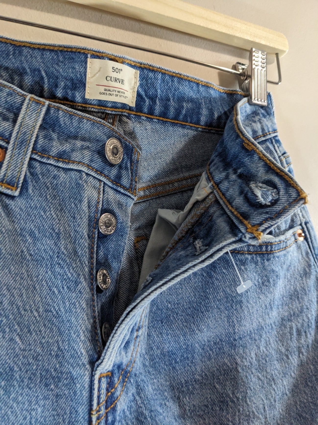 Levi's 501 Medium Wash Jeans - sz 24