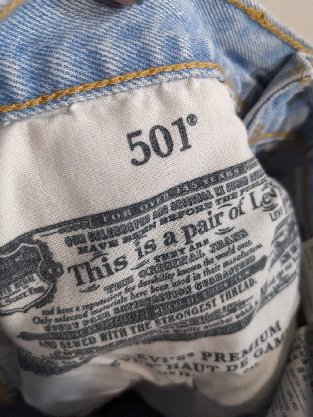 Levi's 501 Light Wash Jeans - sz 24