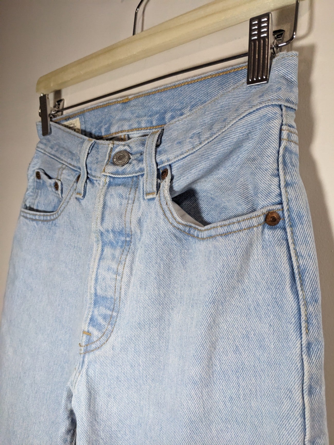 Levi's 501 Light Wash Jeans - sz 24