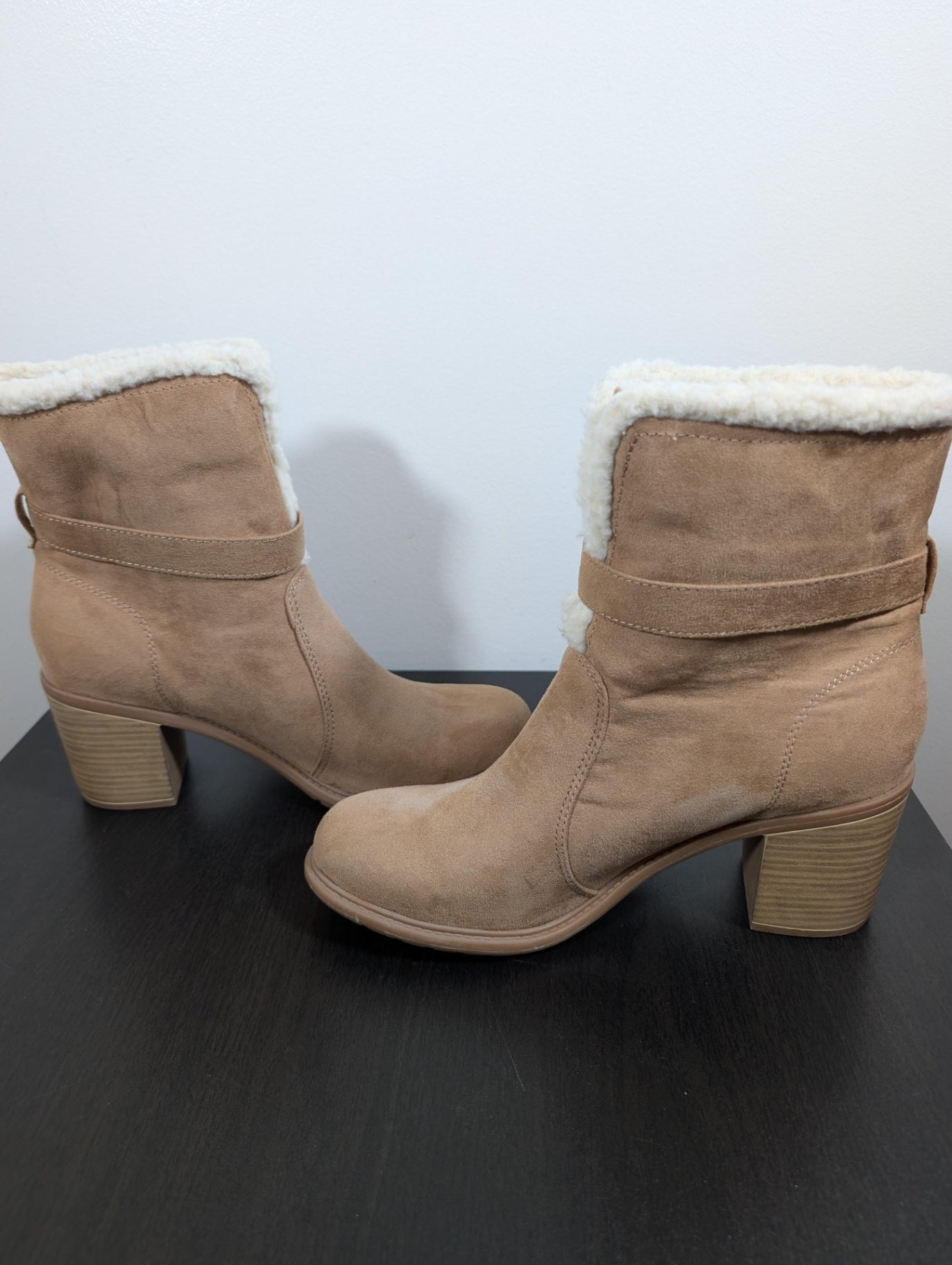 American Eagle faux fur boots - SZ 9