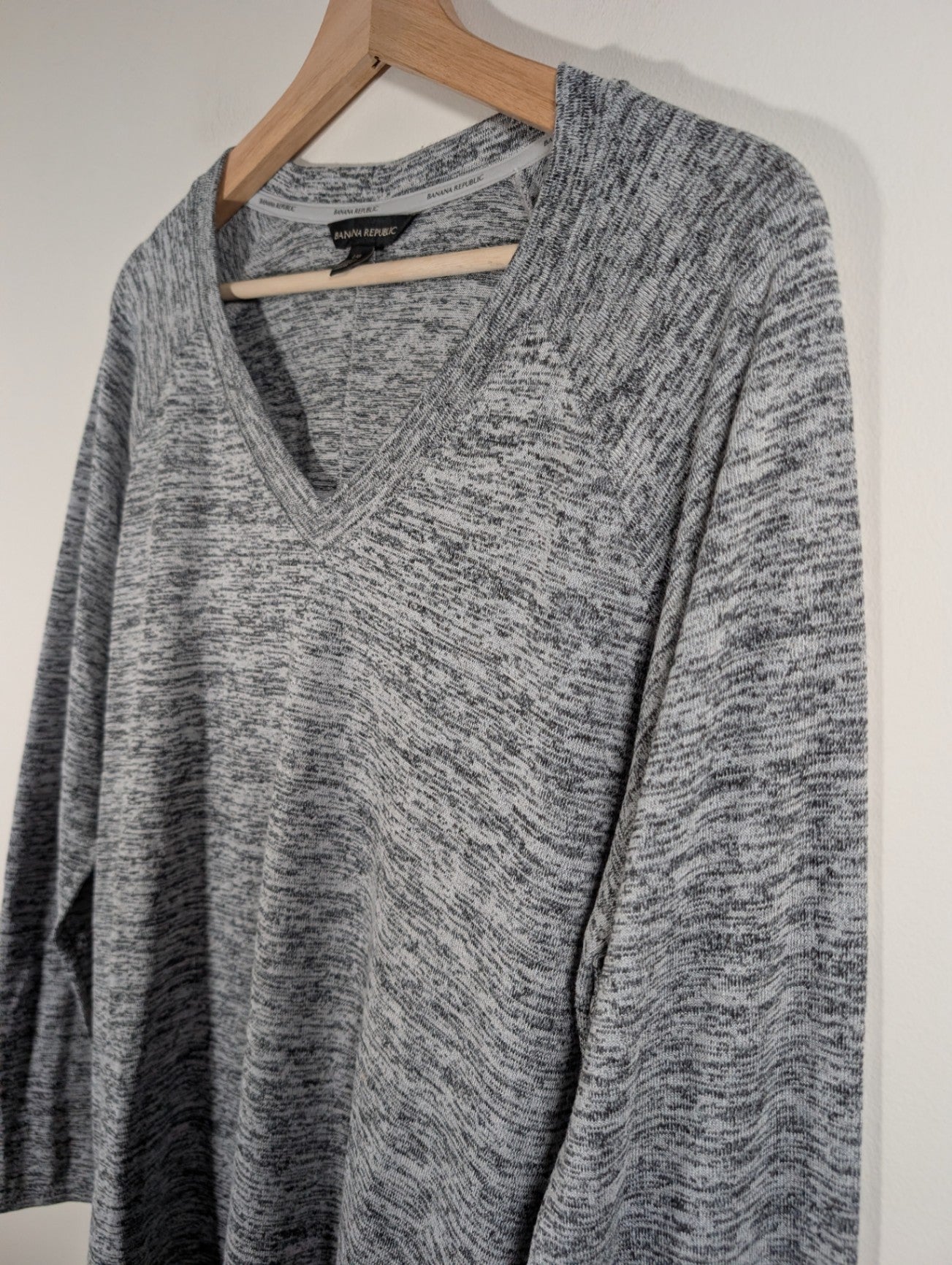 Banana Republic grey v-neck sweater - Large
