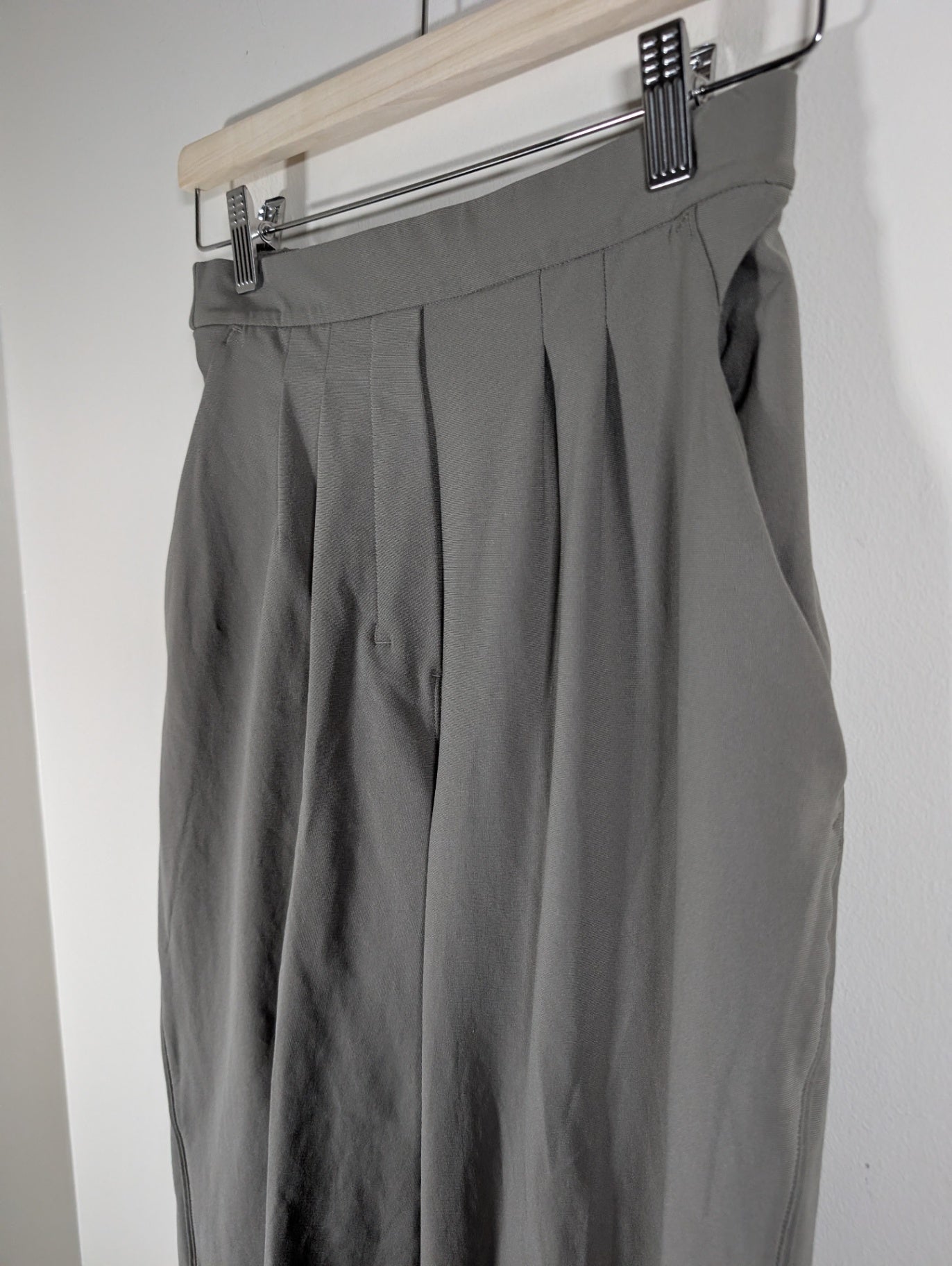Lululemon pleat front trouser - SZ 6