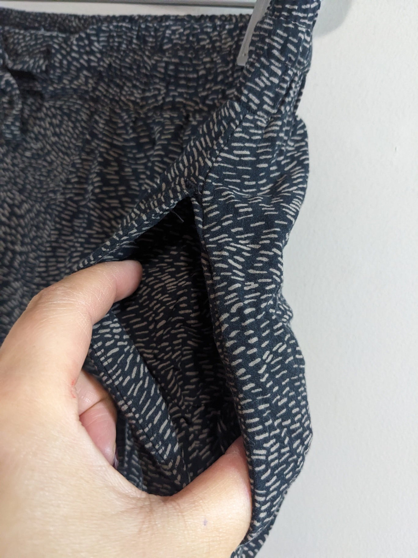 Reitmans Petite Black Patterned Pants - sz 8