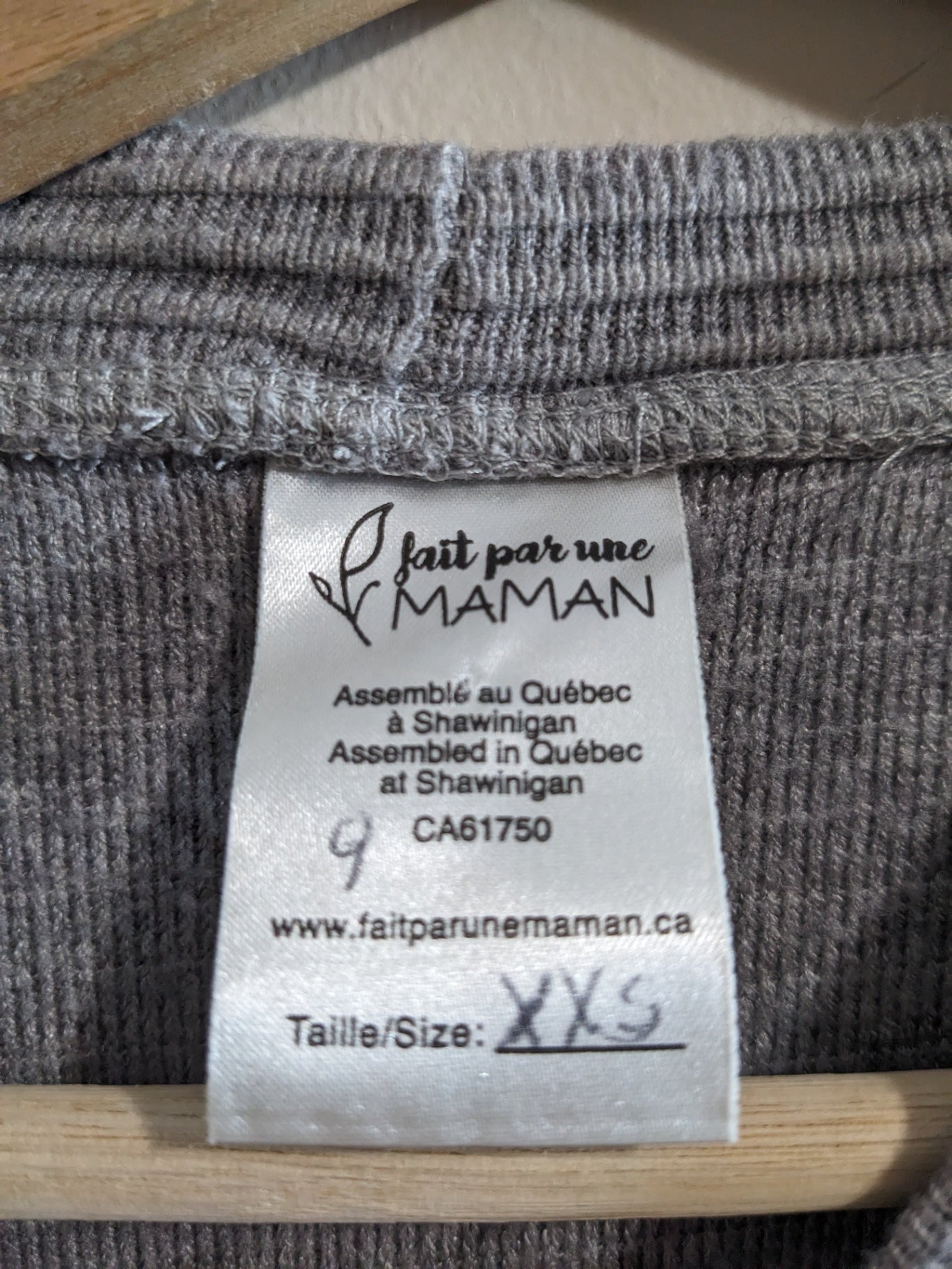 Fait par une MAMAN Long Sleeve Knit - 2XS (appears small)