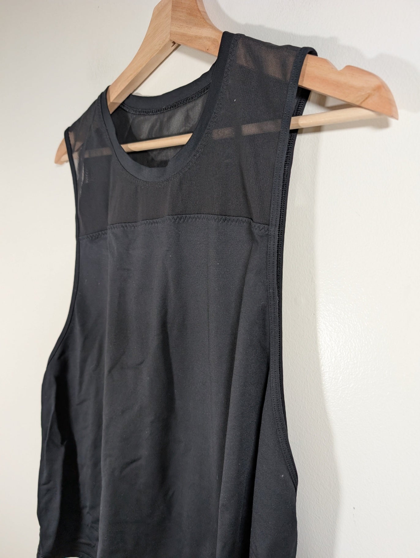 Lululemon black tank - appears SZ 6