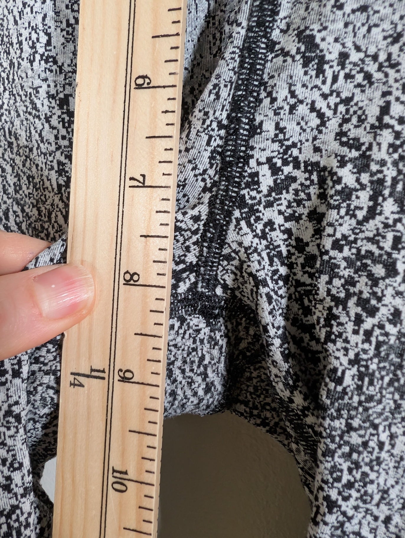 Lululemon outrun crop - appears SZ 6