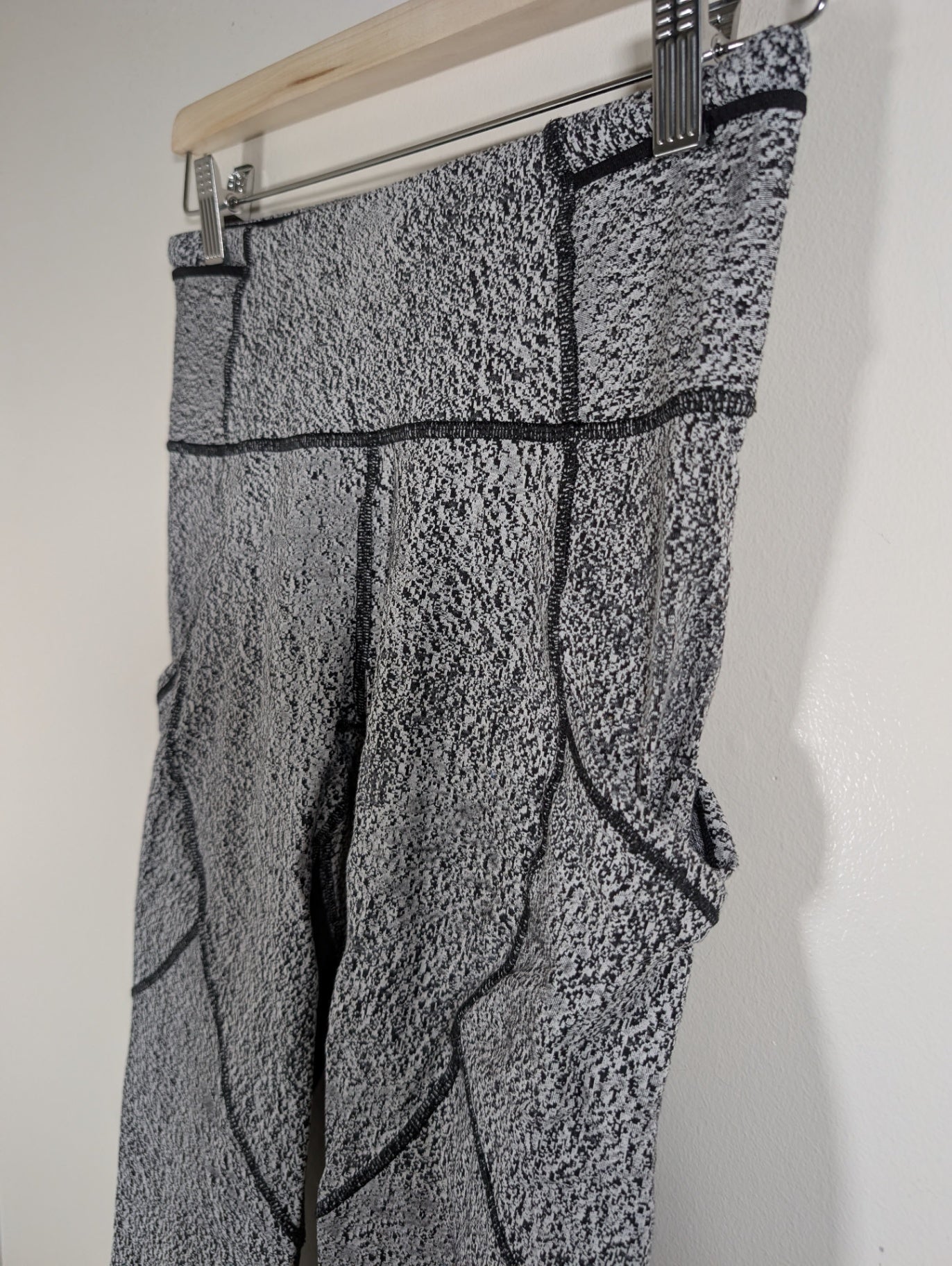 Lululemon outrun crop - appears SZ 6