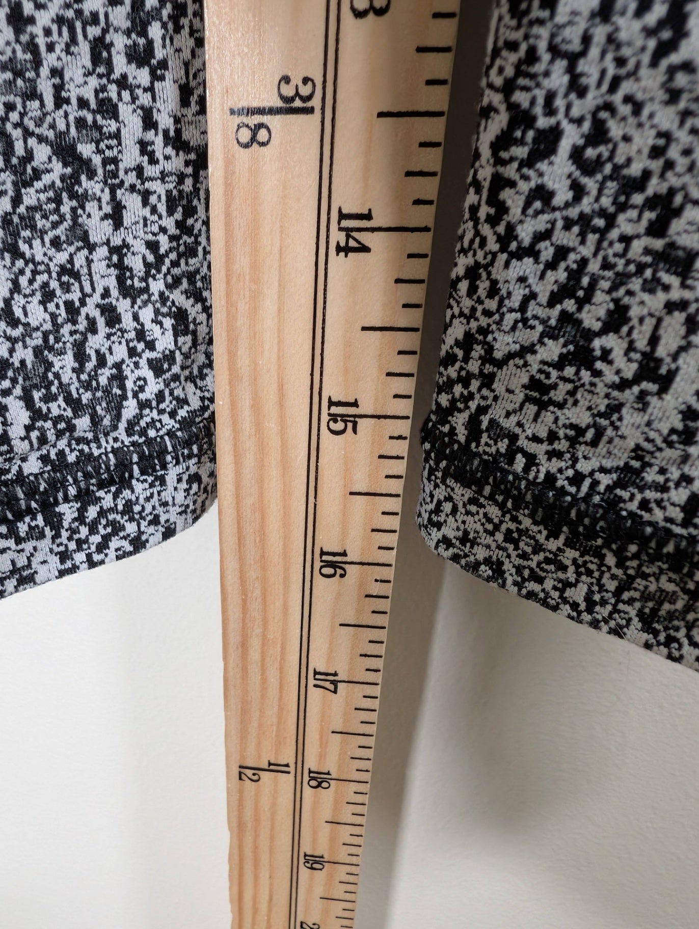 Lululemon outrun crop - appears SZ 6