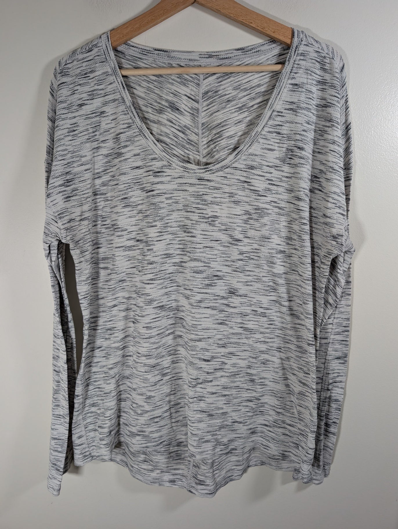 Lululemon long-sleeve - appears Sz 6