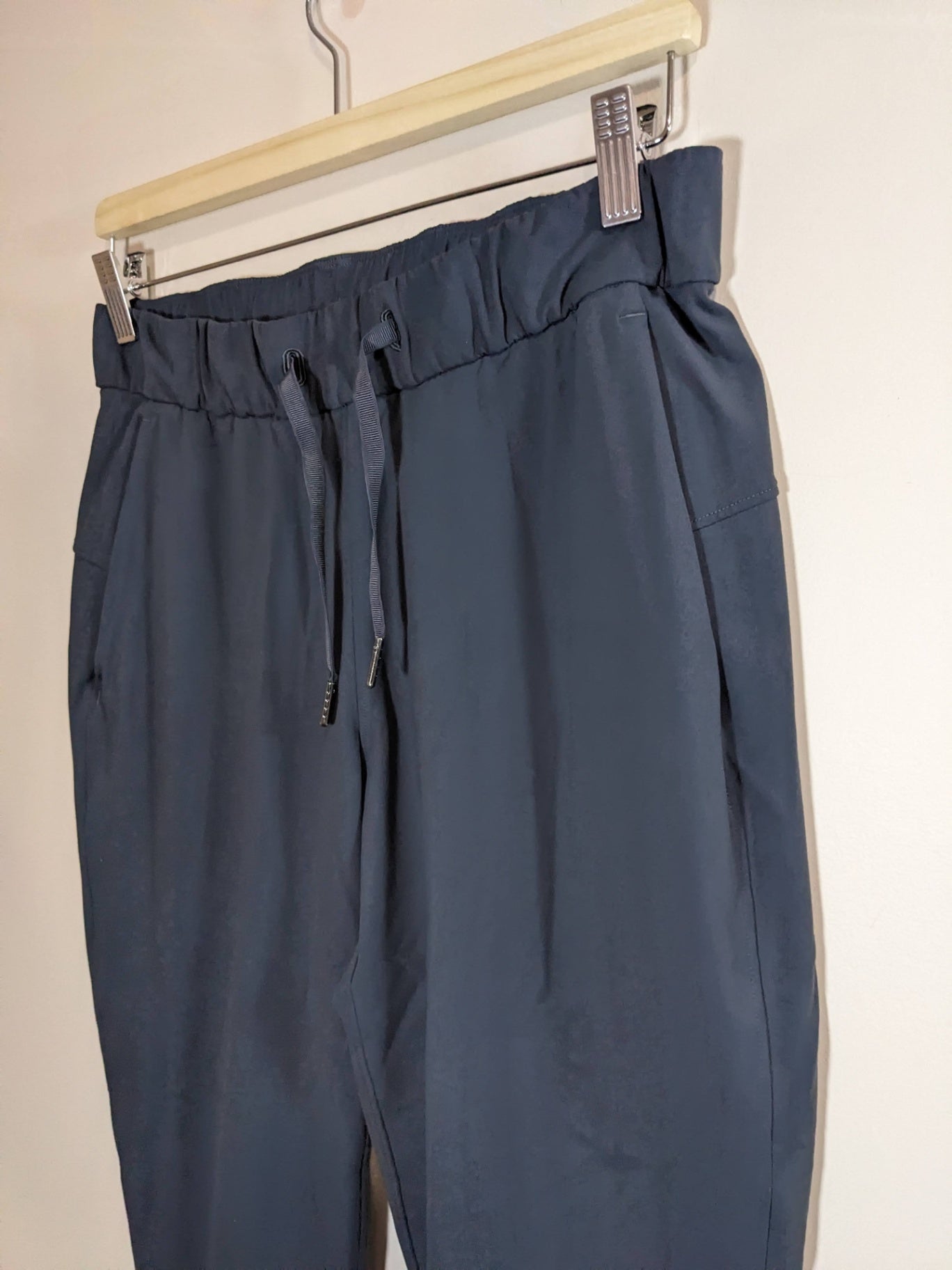 Lululemon Slate Grey On The Fly Pants - sz 6