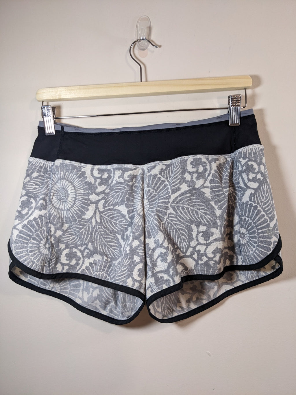 Lululemon Grey Floral Speed Shorts - sz 4