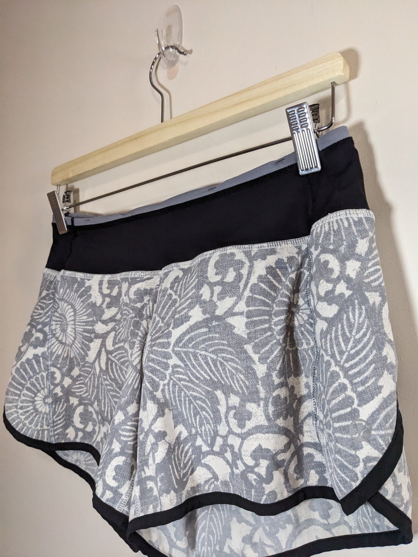 Lululemon Grey Floral Speed Shorts - sz 4