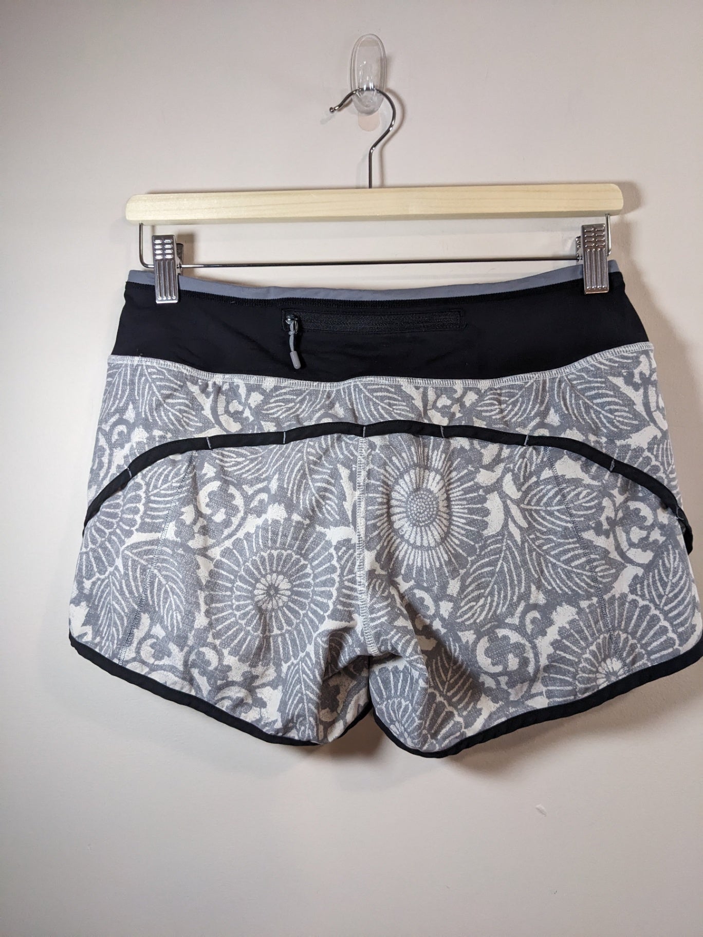 Lululemon Grey Floral Speed Shorts - sz 4