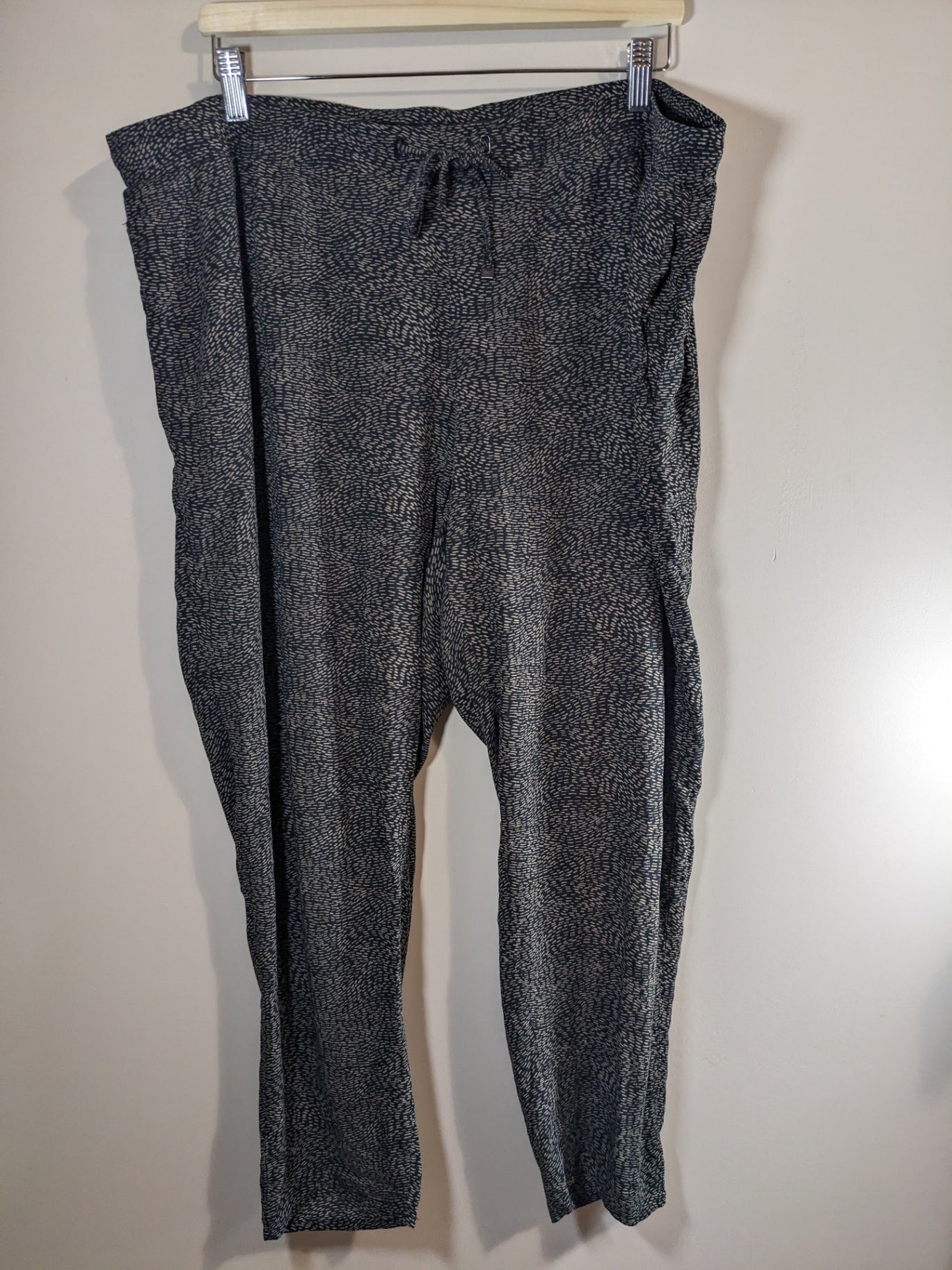 Reitmans Black Pattern Pants - 20 petite