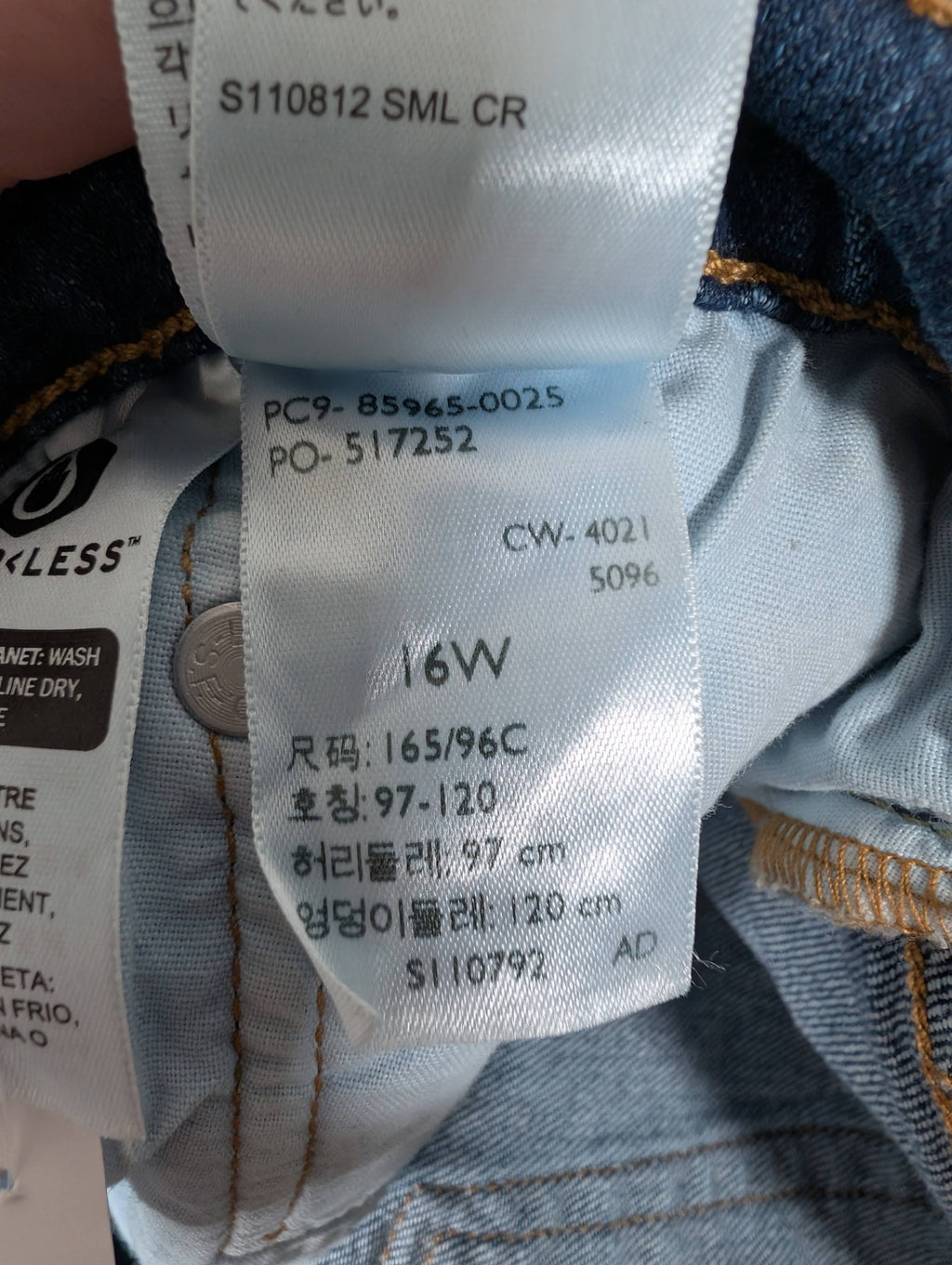 Levi's distressed shorts - 16