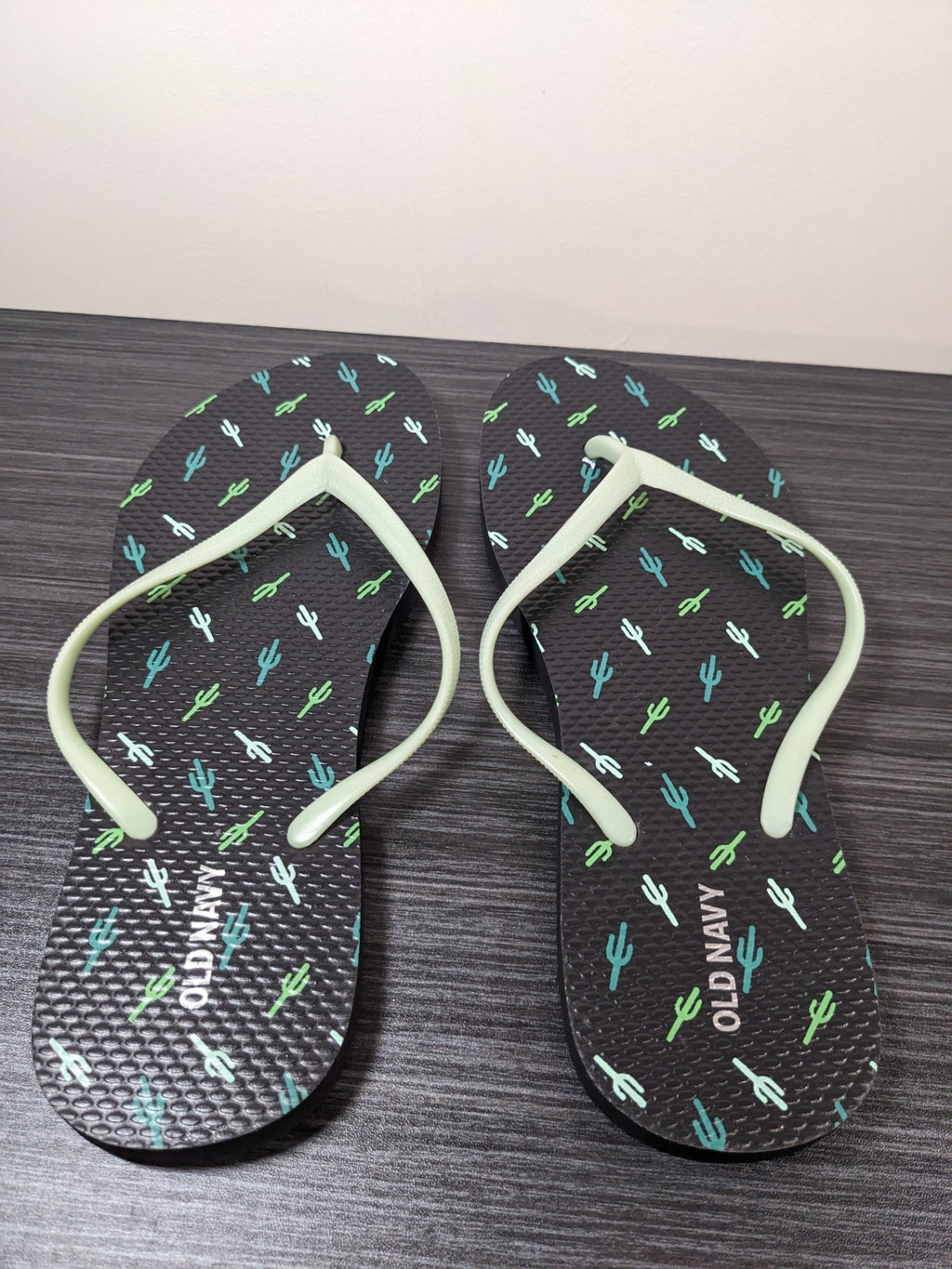 NWOT Old Navy Cactus Flip Flop Sandals - sz 8