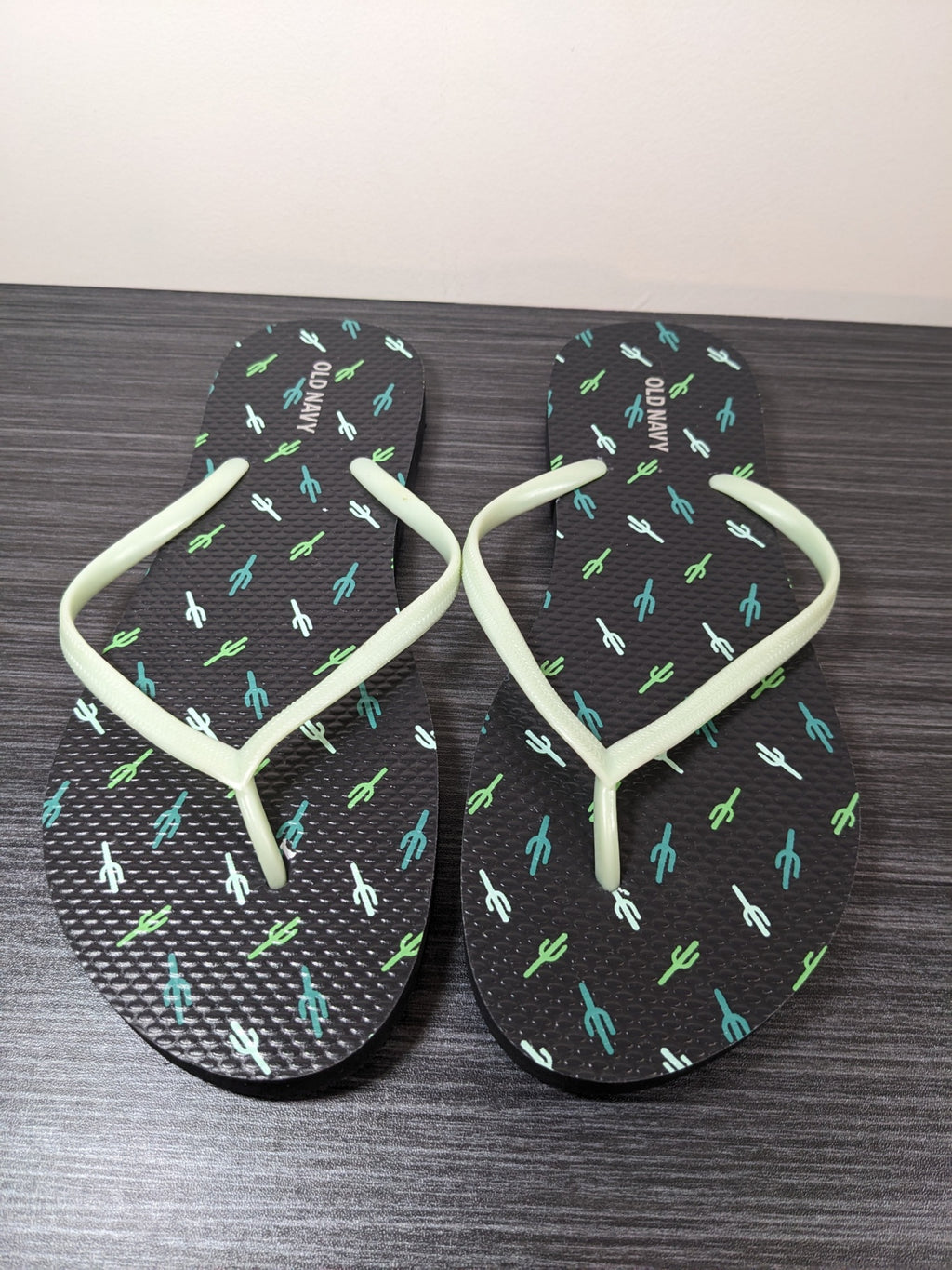 NWOT Old Navy Cactus Flip Flop Sandals - sz 8