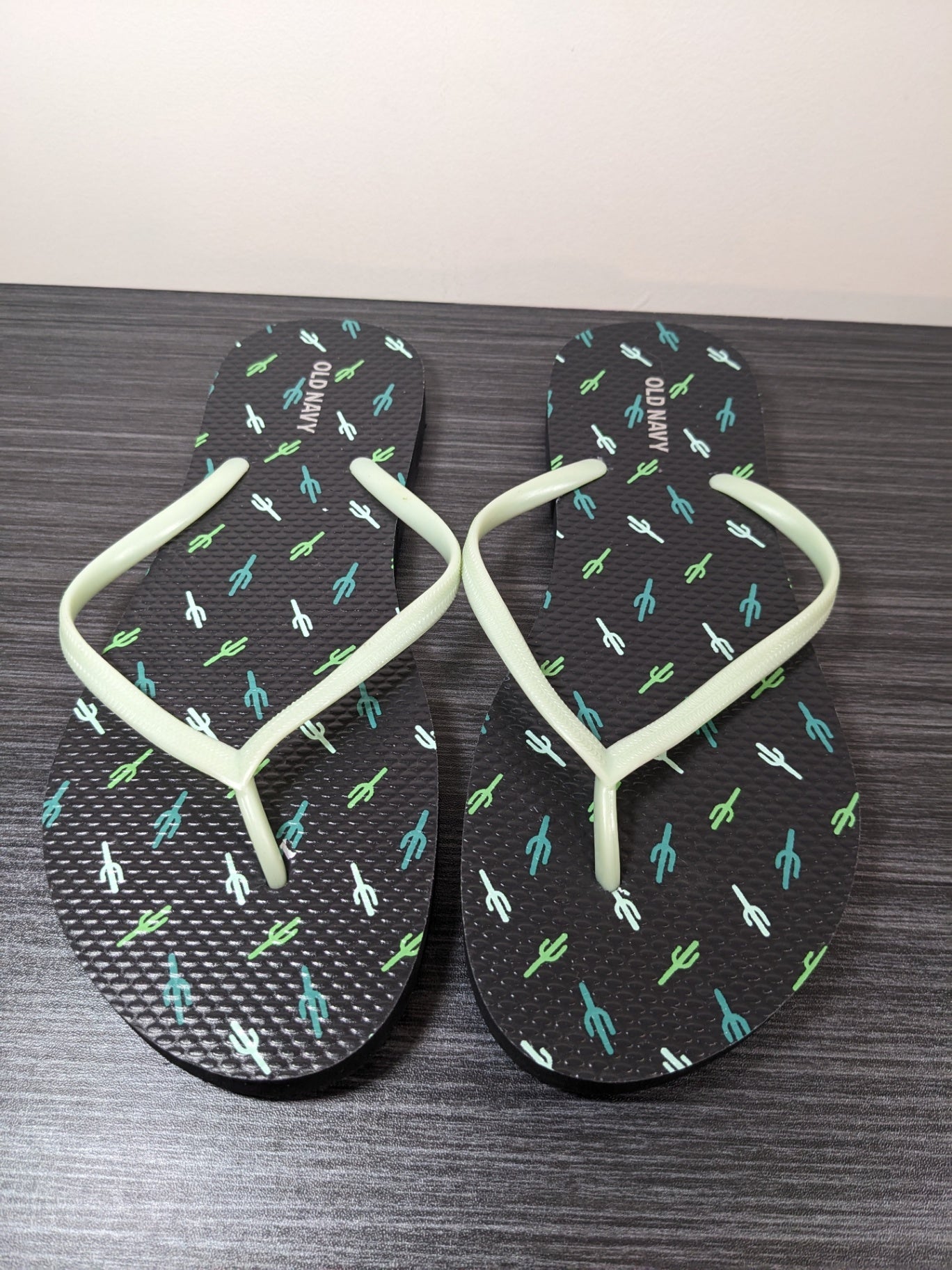 NWOT Old Navy Cactus Flip Flop Sandals - sz 8