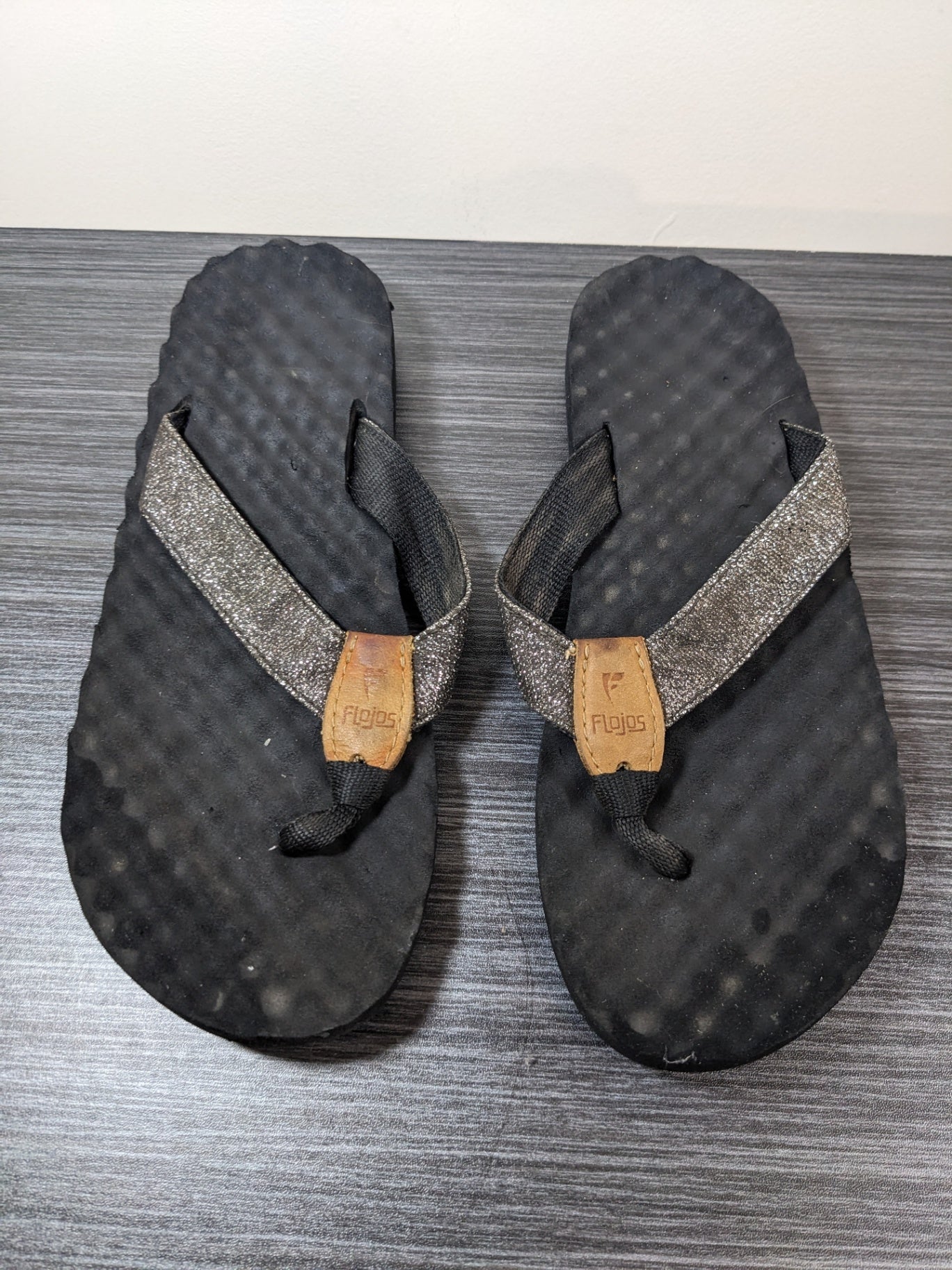 Flojos Black Flip Flop Sandals - sz 7