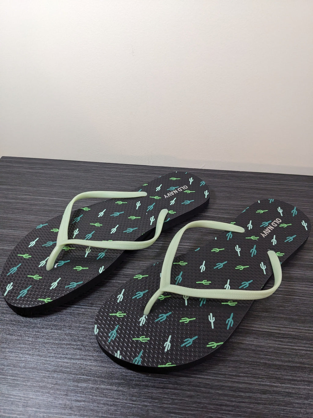 NWOT Old Navy Cactus Flip Flop Sandals - sz 8