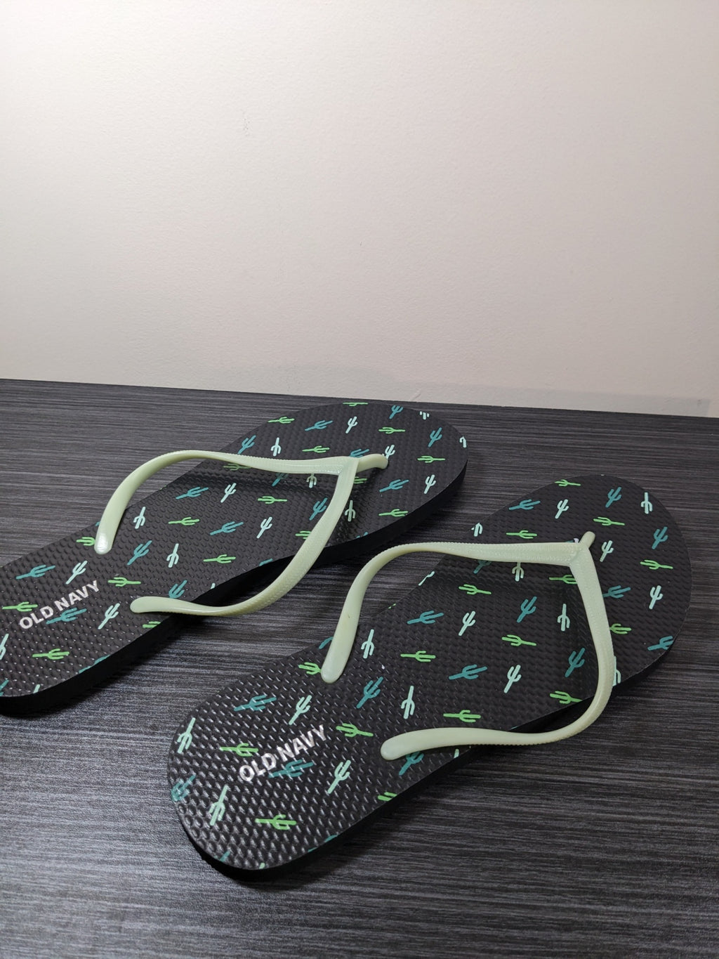 NWOT Old Navy Cactus Flip Flop Sandals - sz 8