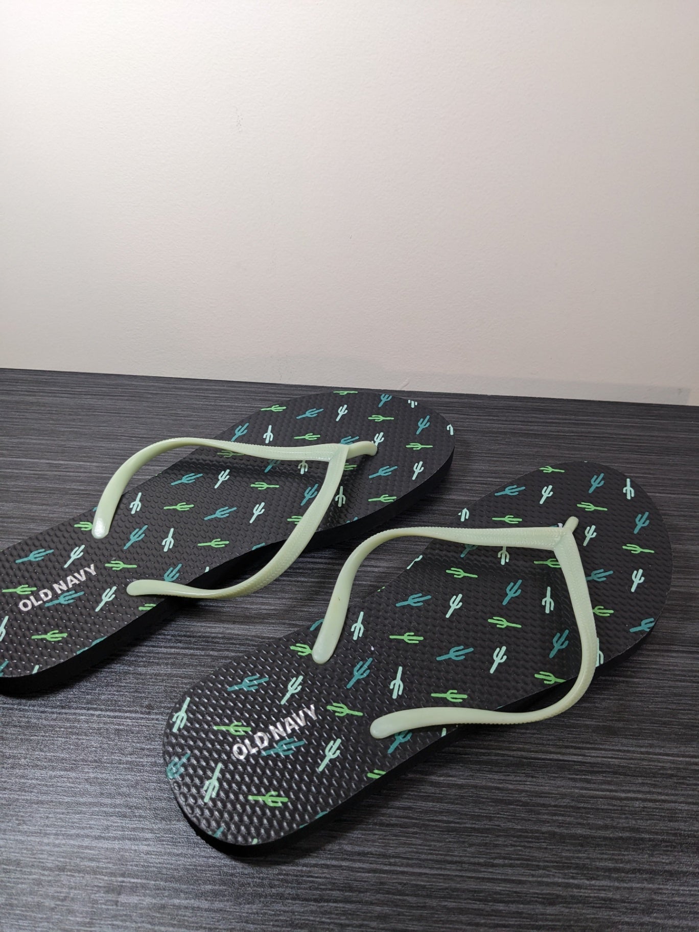 NWOT Old Navy Cactus Flip Flop Sandals - sz 8