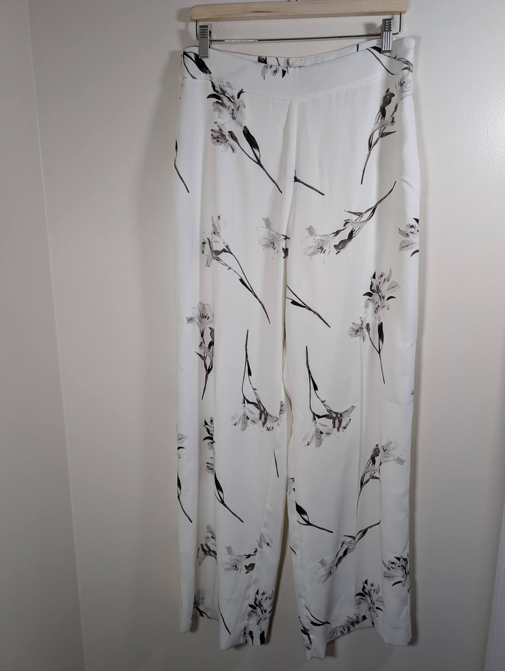 Unknown brand white floral pants - appears Large