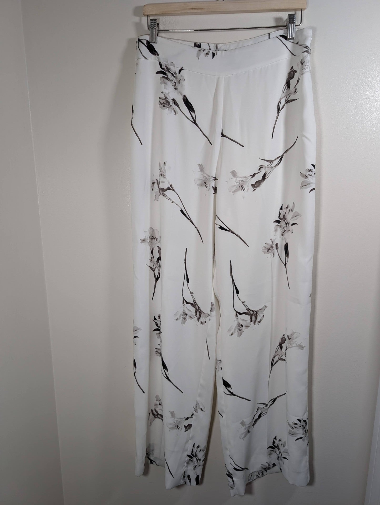 Unknown brand white floral pants - appears Large