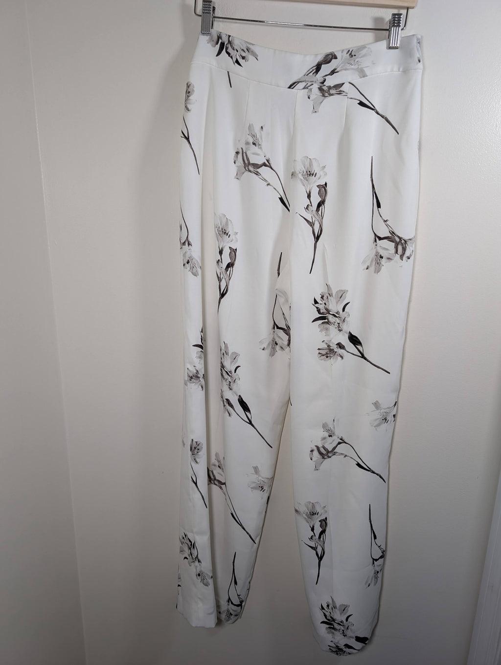 Unknown brand white floral pants - appears Large