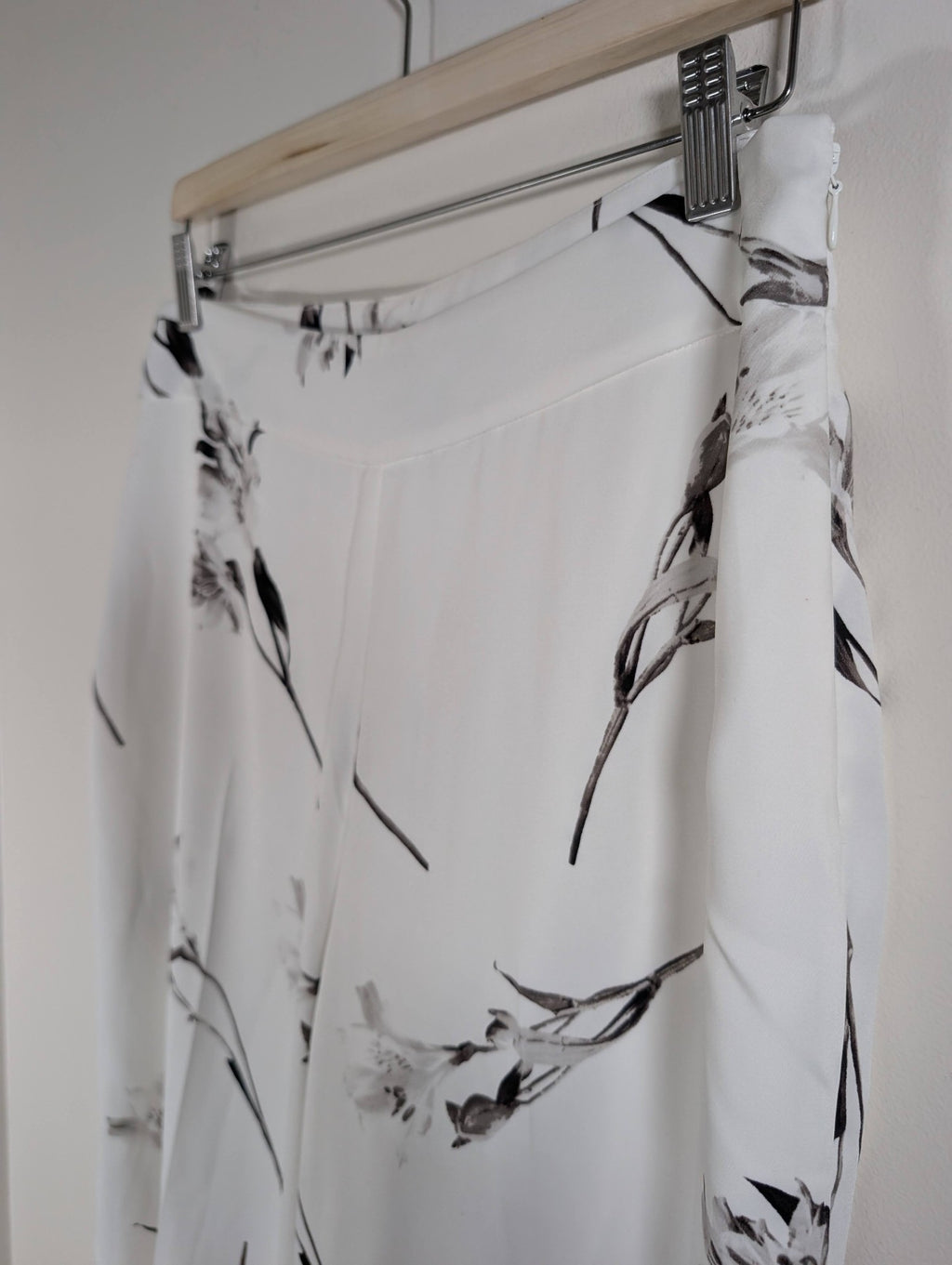 Unknown brand white floral pants - appears Large
