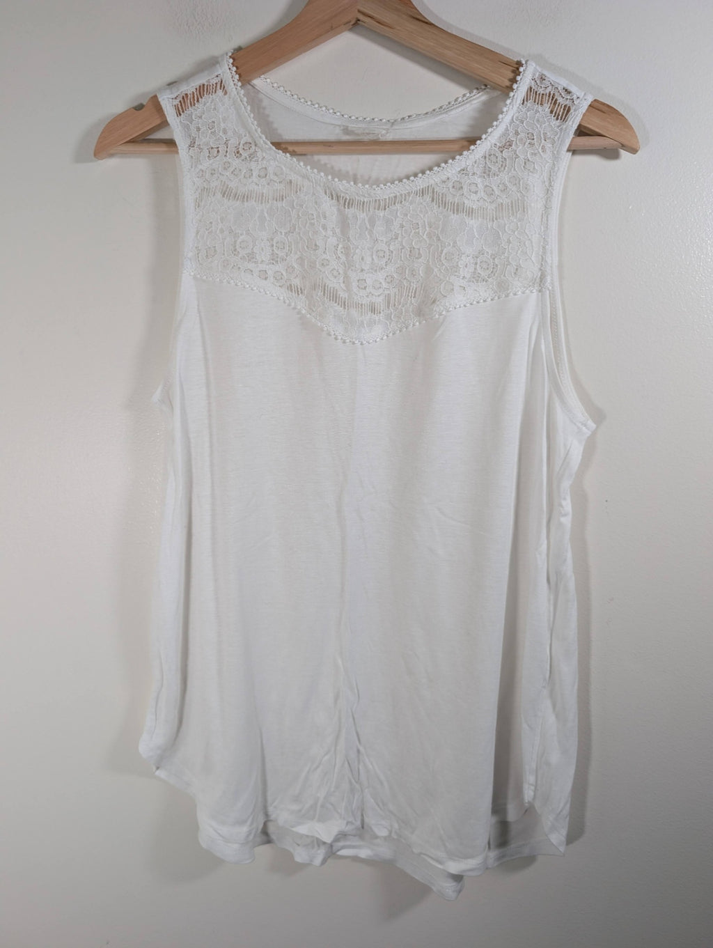 Unknown brand white tank - appears Medium