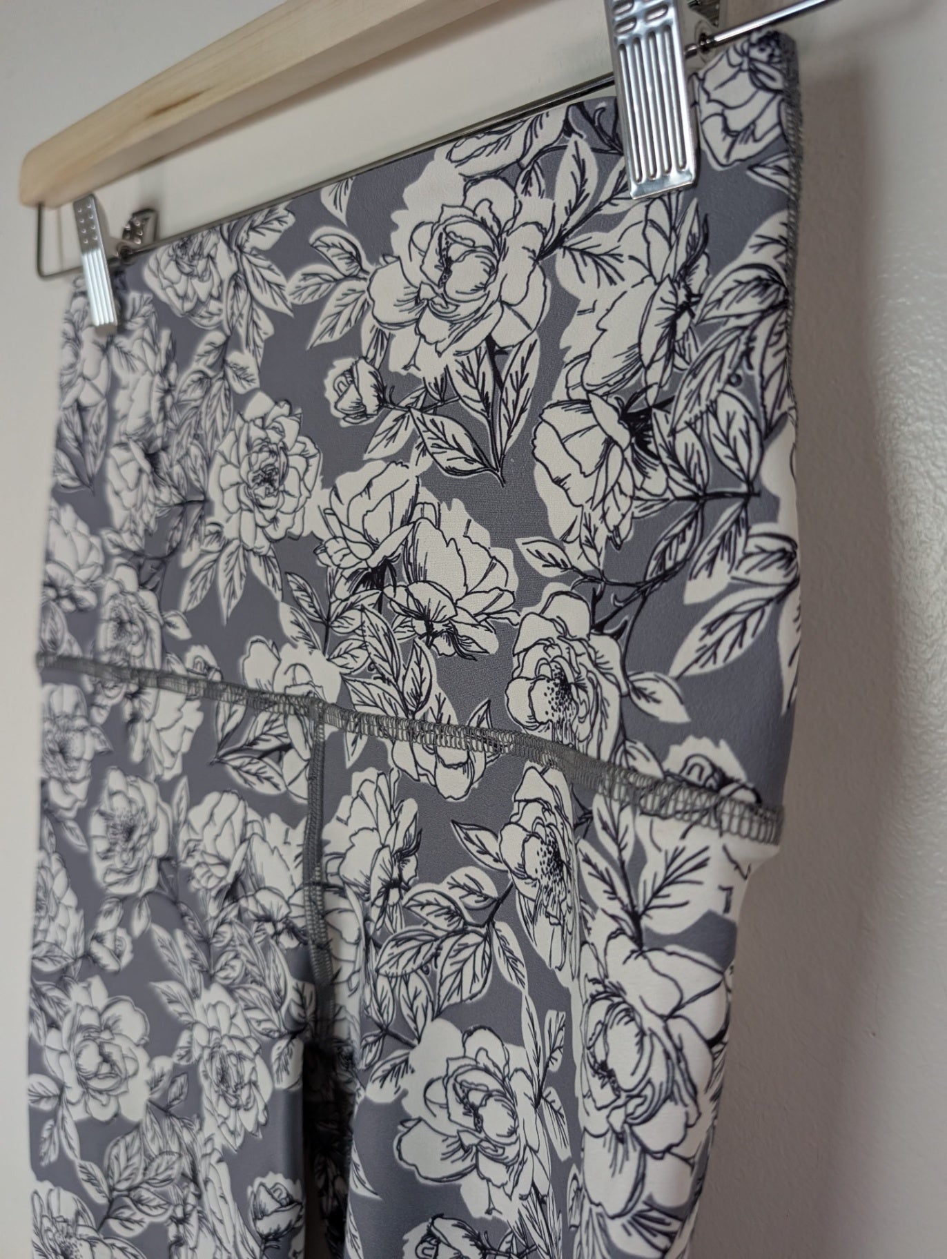 Exclusives by Silver Icing floral leggings - Small
