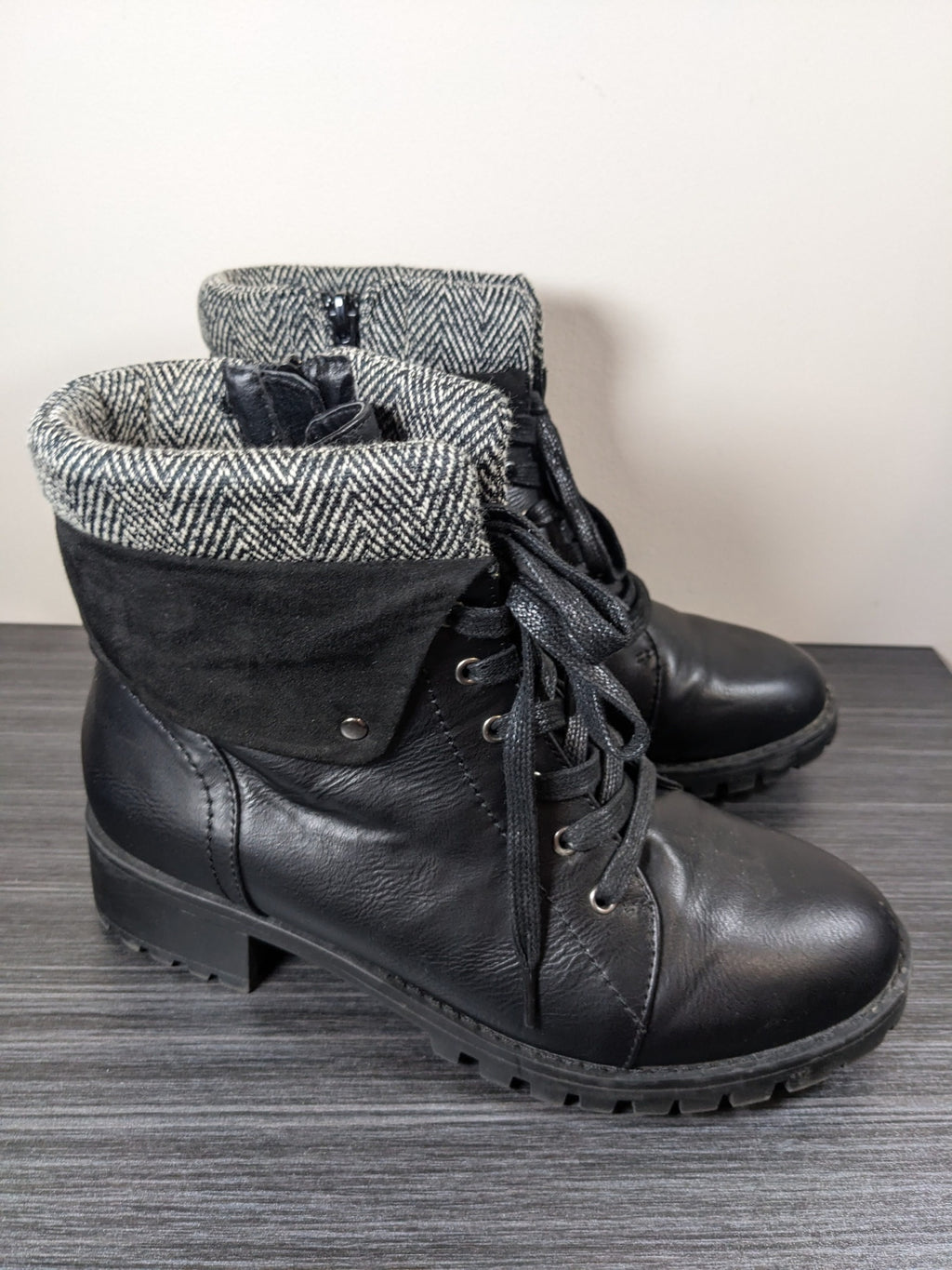 A Black Boots - sz 8 Wide