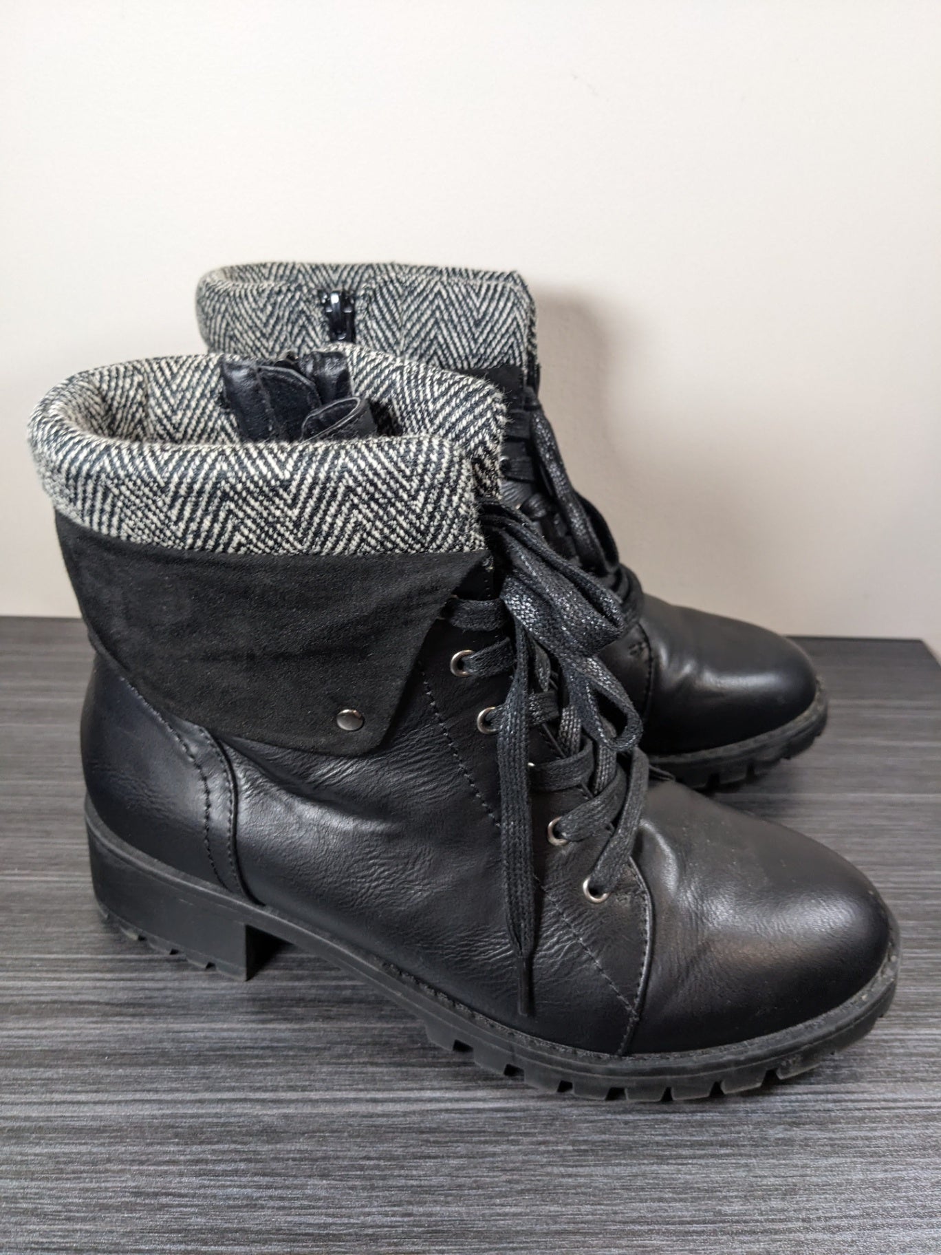 A Black Boots - sz 8 Wide