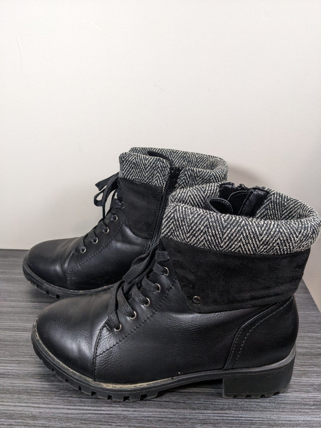 A Black Boots - sz 8 Wide