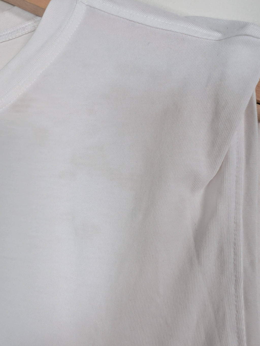 Lululemon white tank - appears 6/8