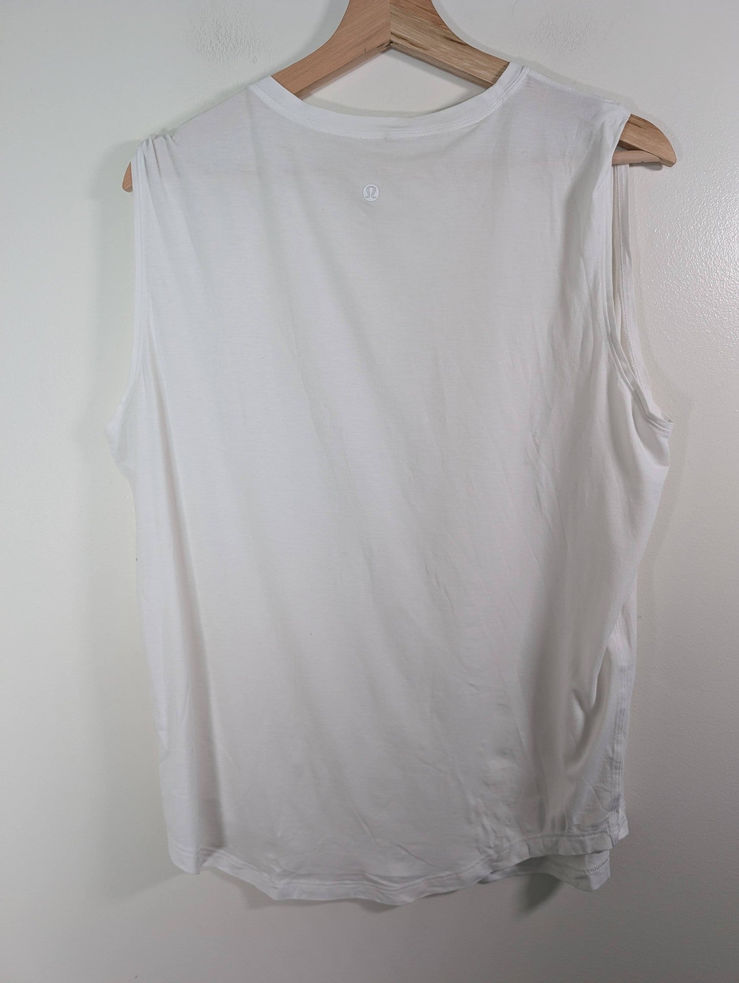 Lululemon white tank - appears 6/8