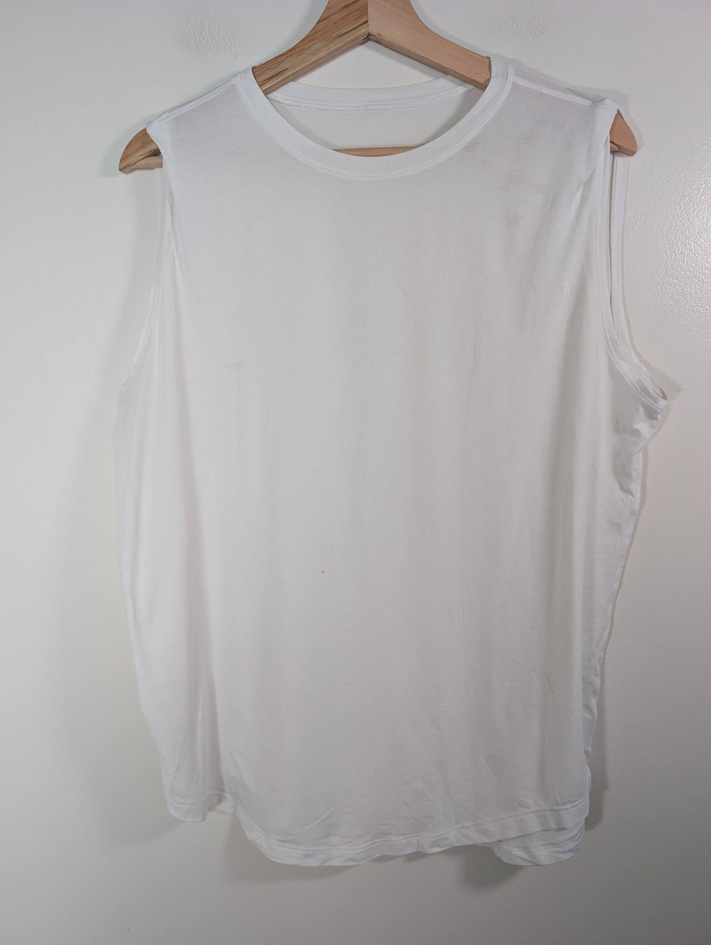 Lululemon white tank - appears 6/8