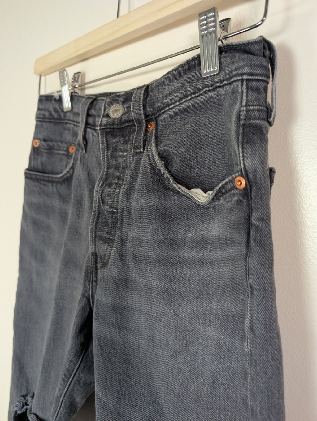 Levi's grey distressed jeans - W24 L28