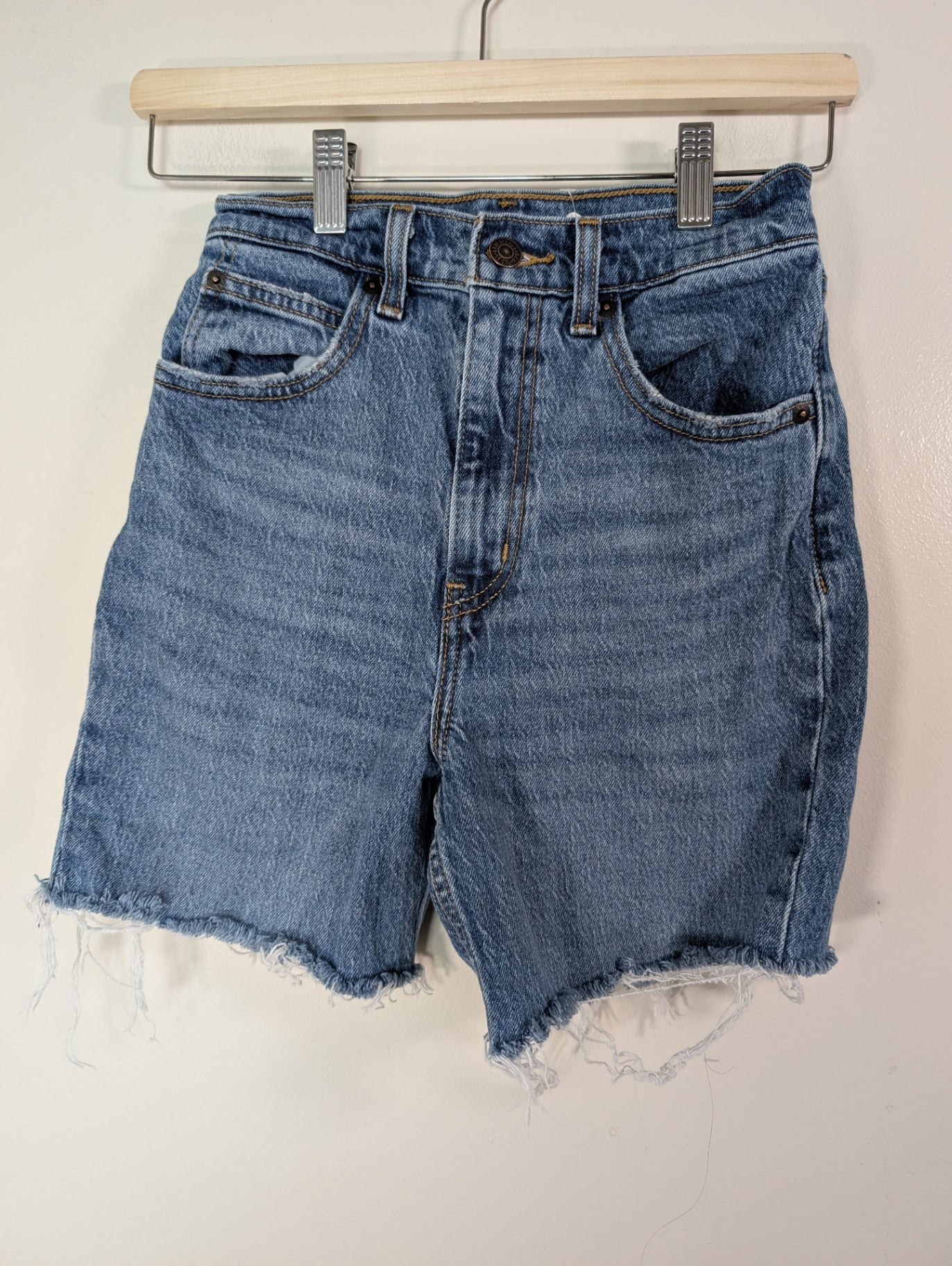 Levi's cutoffs - SZ 24