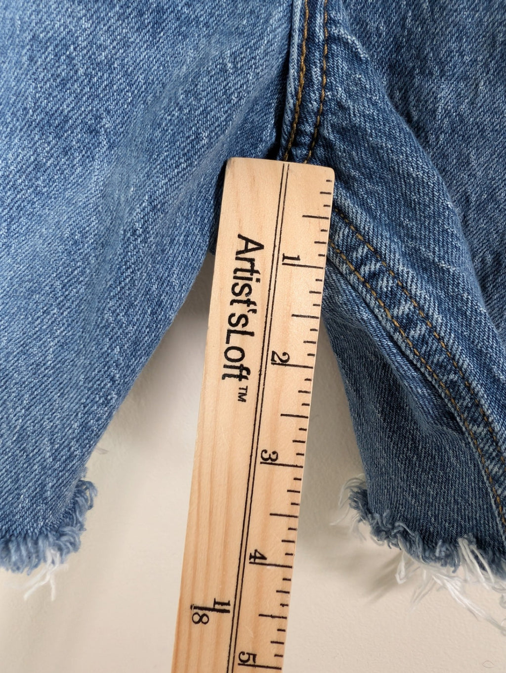 Levi's cutoffs - SZ 24
