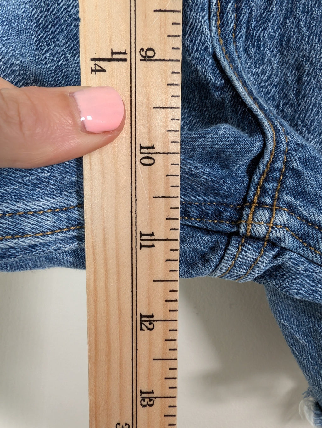 Levi's cutoffs - SZ 24